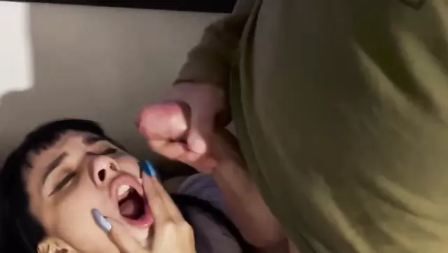 Cumshot in mouth of Cuban babe in therapy session